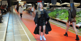 Uma passagem de modelos com roupa da Loja "Ponto Vermelho" da Cruz Vermelha de Braga que se revelou um sucesso